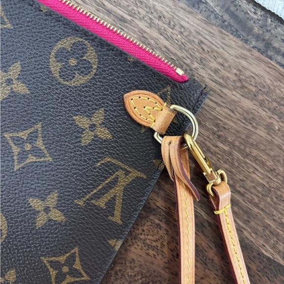 Authentic Louis Vuitton Neverfull PM pink pivone pouch monogram - Picture 8 of 10